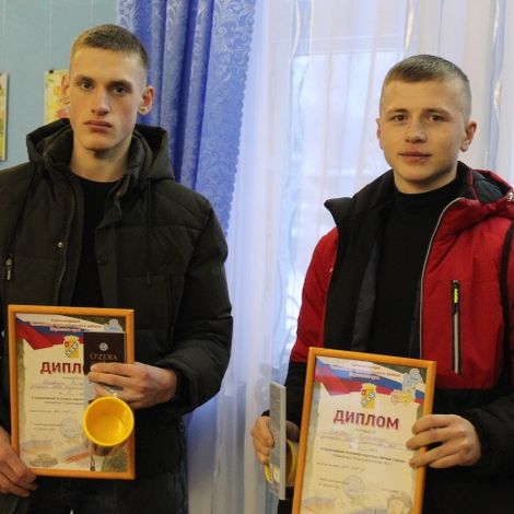 Виталий Деревнин и его брат Александр, занявший 1 место, из Бабки.