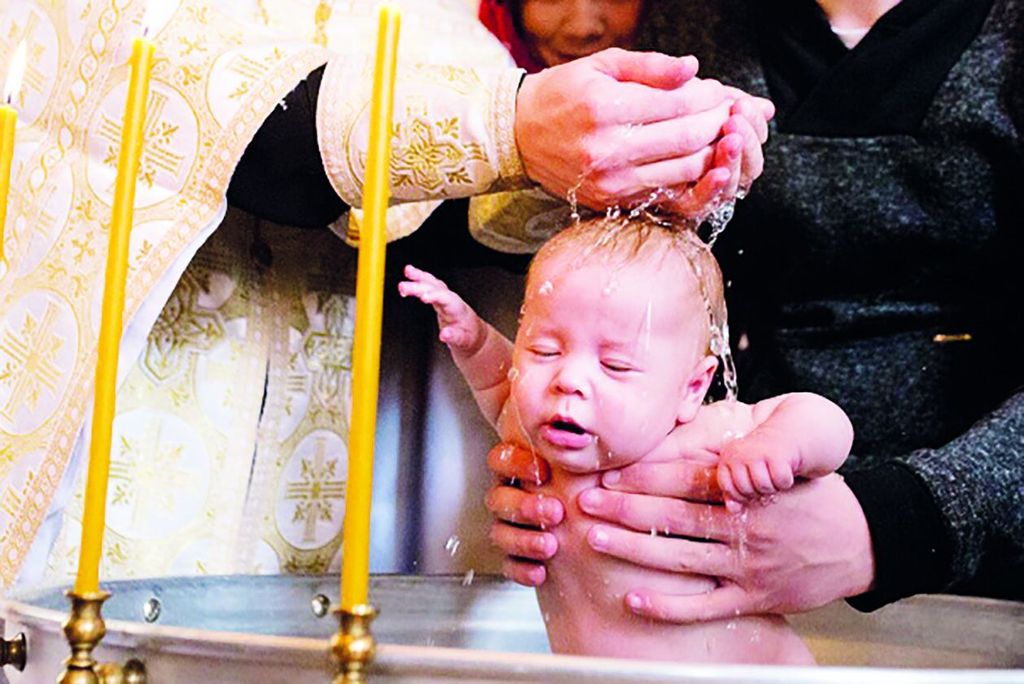 Крещение кто может быть крестными. Крещение у католиков. Крещение в православии. Крещение в храме. Крещение младенца в храме.
